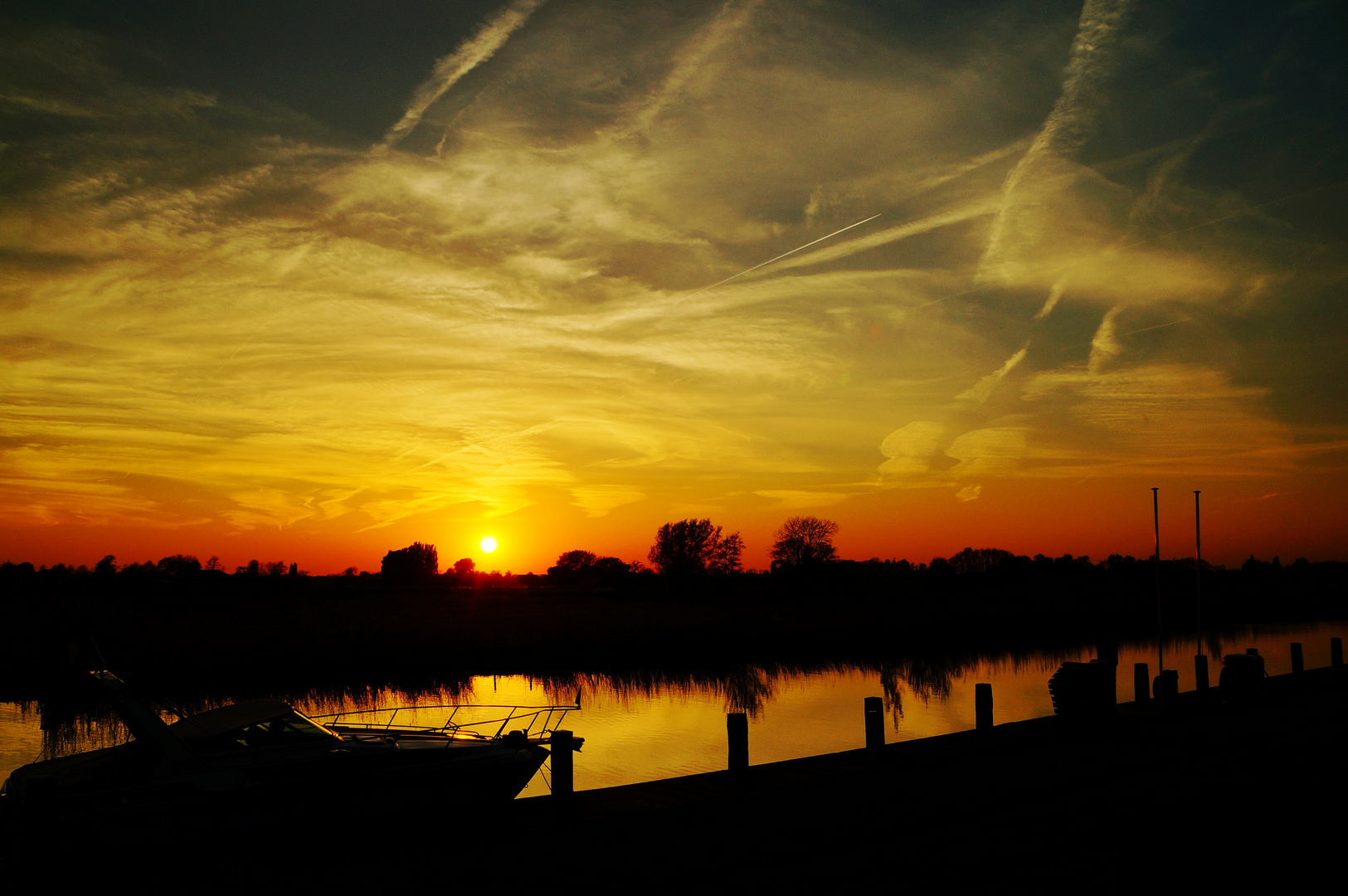 Sonnenuntergang an einem kleinen Hafen in Holland