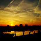 Sonnenuntergang an einem kleinen Hafen in Holland