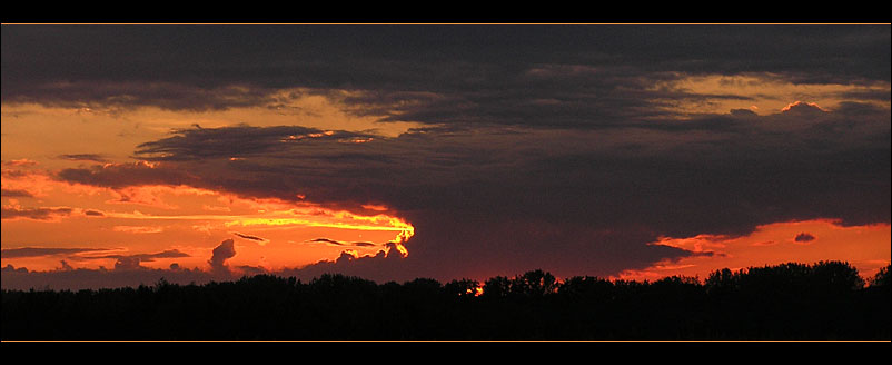 Sonnenuntergang an einem schönen Herbsttag