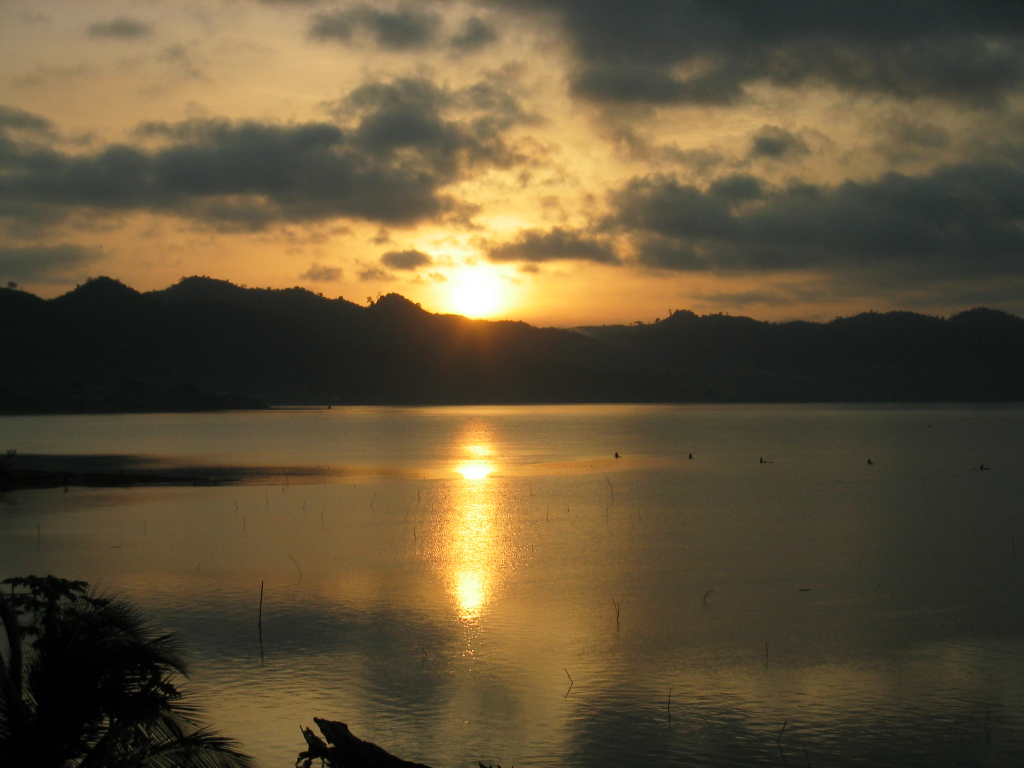 Sonnenuntergang an einem See in Ghana