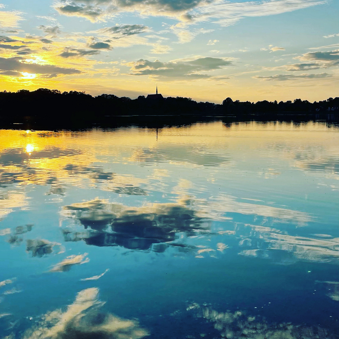 Sonnenuntergang an einem See in Schleswig-Holstein