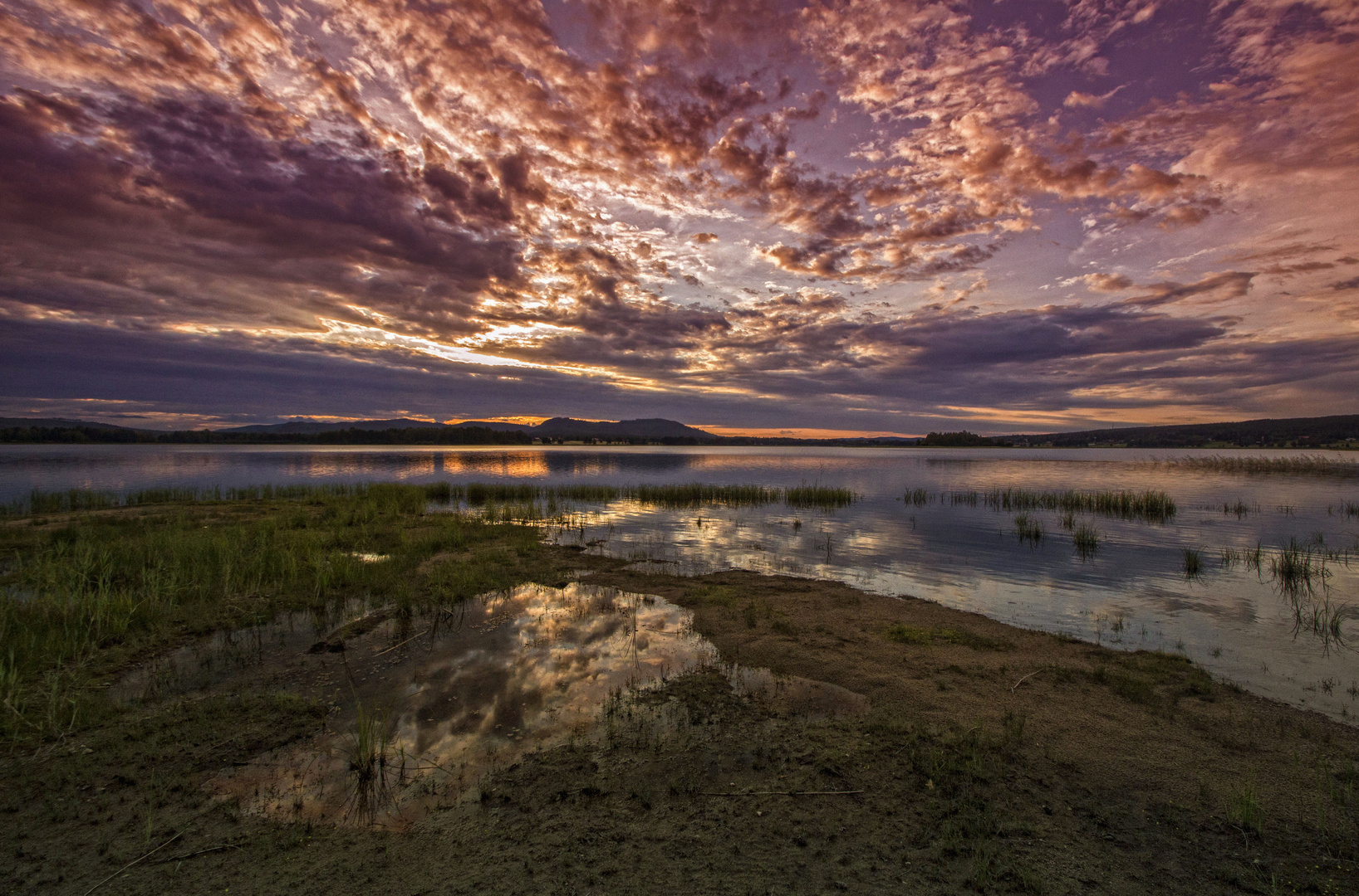 Sonnenuntergang an einem See in Südschweden