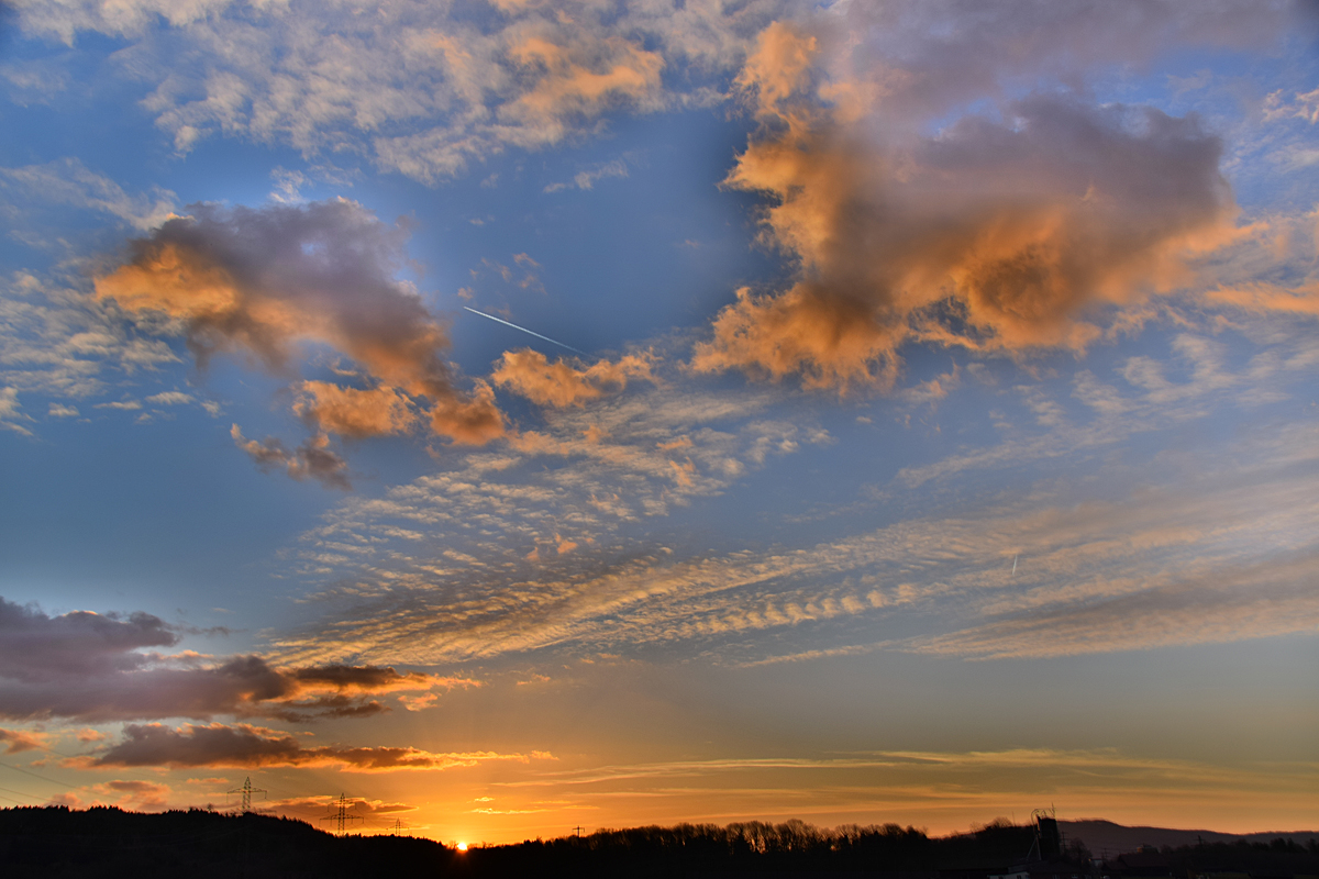 Sonnenuntergang an einem warmen Frühlingstag