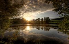 Sonnenuntergang an einen Dorfweiher