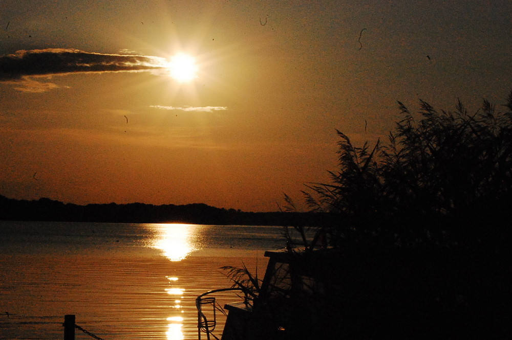 Sonnenuntergang an einen kleinen Hafen