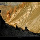 Sonnenuntergang an einer Gabelung in den Bergen von Ladakh...