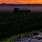 Sonnenuntergang an einer Koppel mit Bach