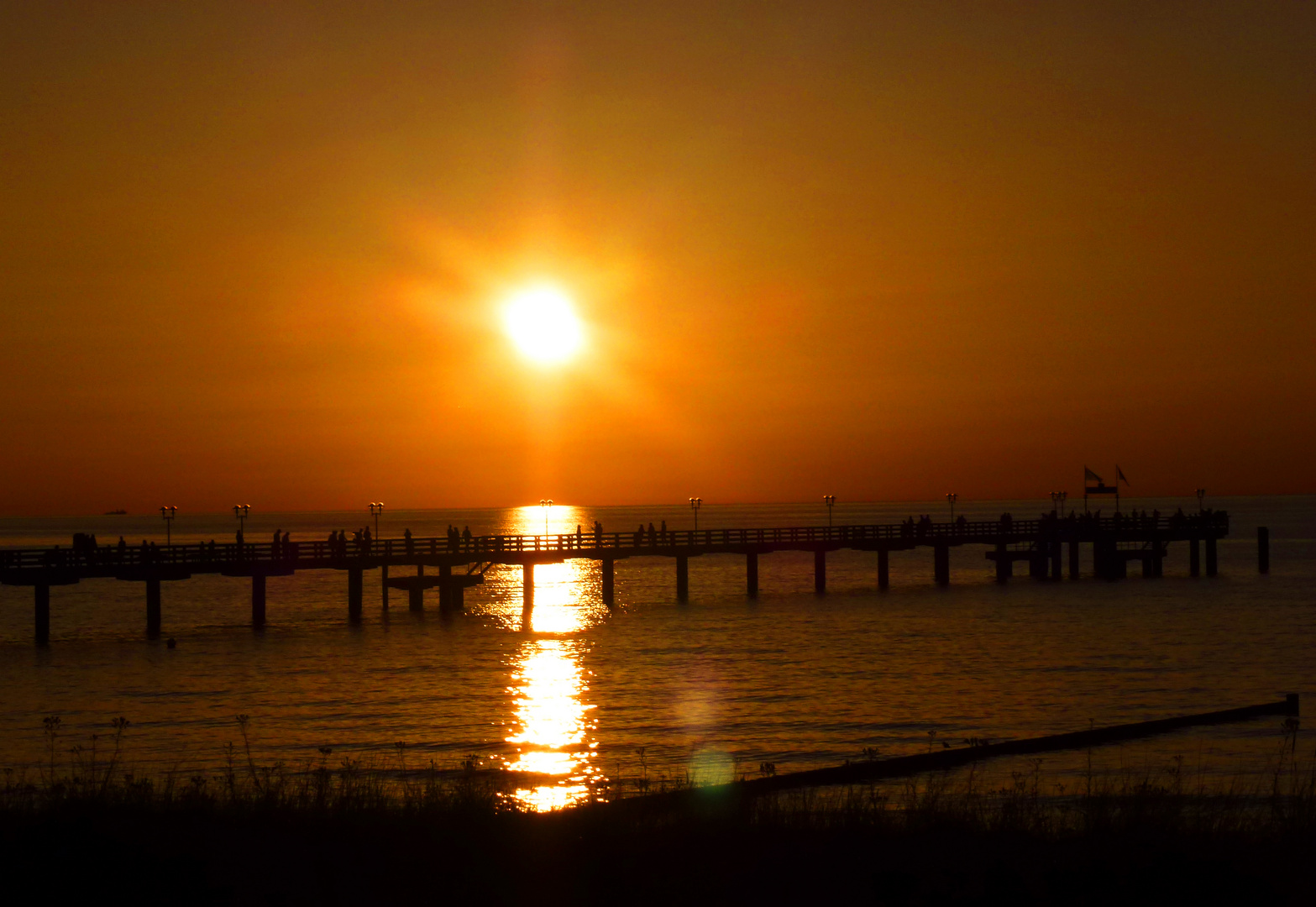 Sonnenuntergang an Seebrücke der Ostsee