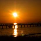 Sonnenuntergang an Seebrücke der Ostsee