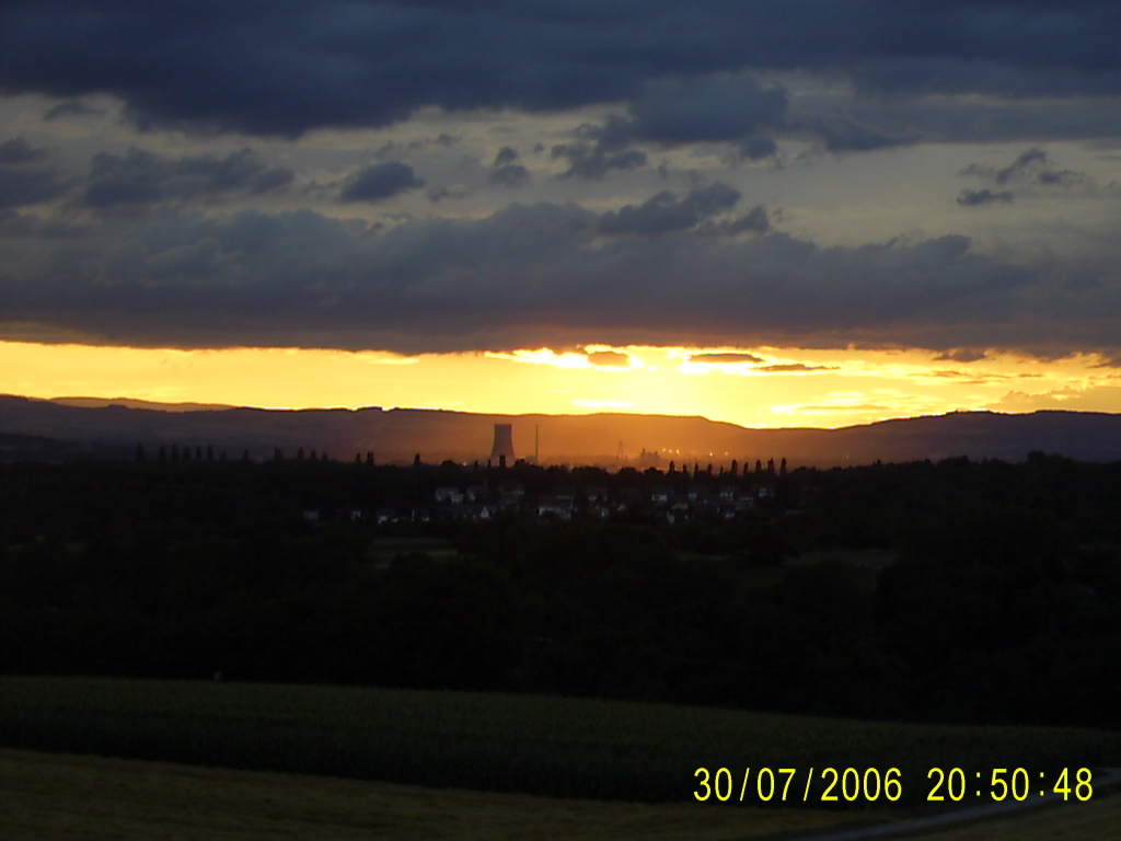 Sonnenuntergang (Atomkraftwerk wird angestrahlt)