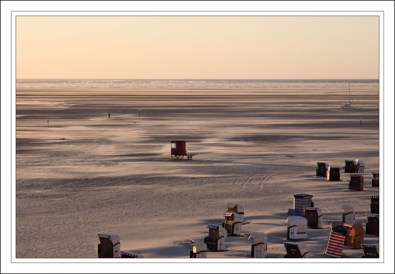 Sonnenuntergang auf Borkum mit Badekarre