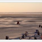 Sonnenuntergang auf Borkum mit Badekarre