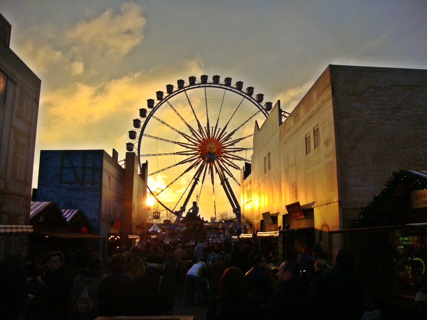 Sonnenuntergang auf dem Berliner Weihnachtsmarkt am Roten Rathaus