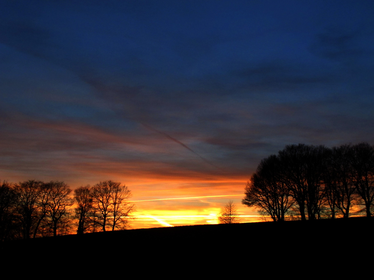 sonnenuntergang auf dem feld