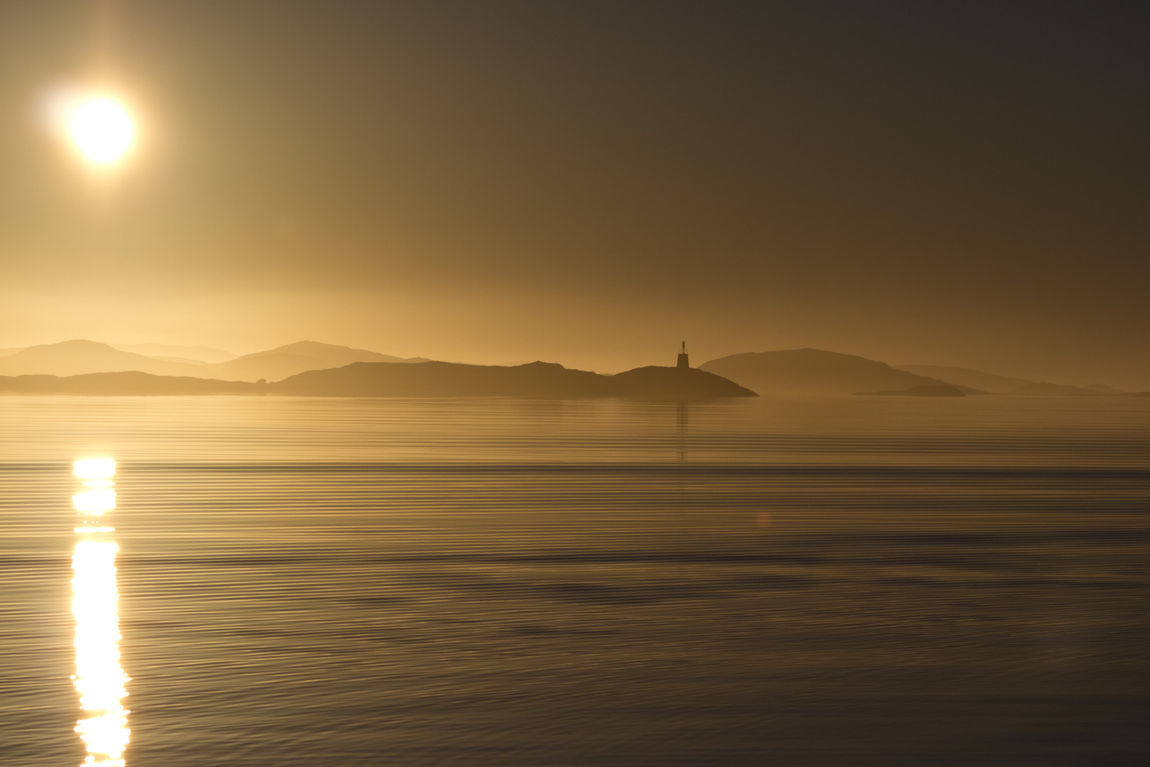 Sonnenuntergang auf dem Fjord im März