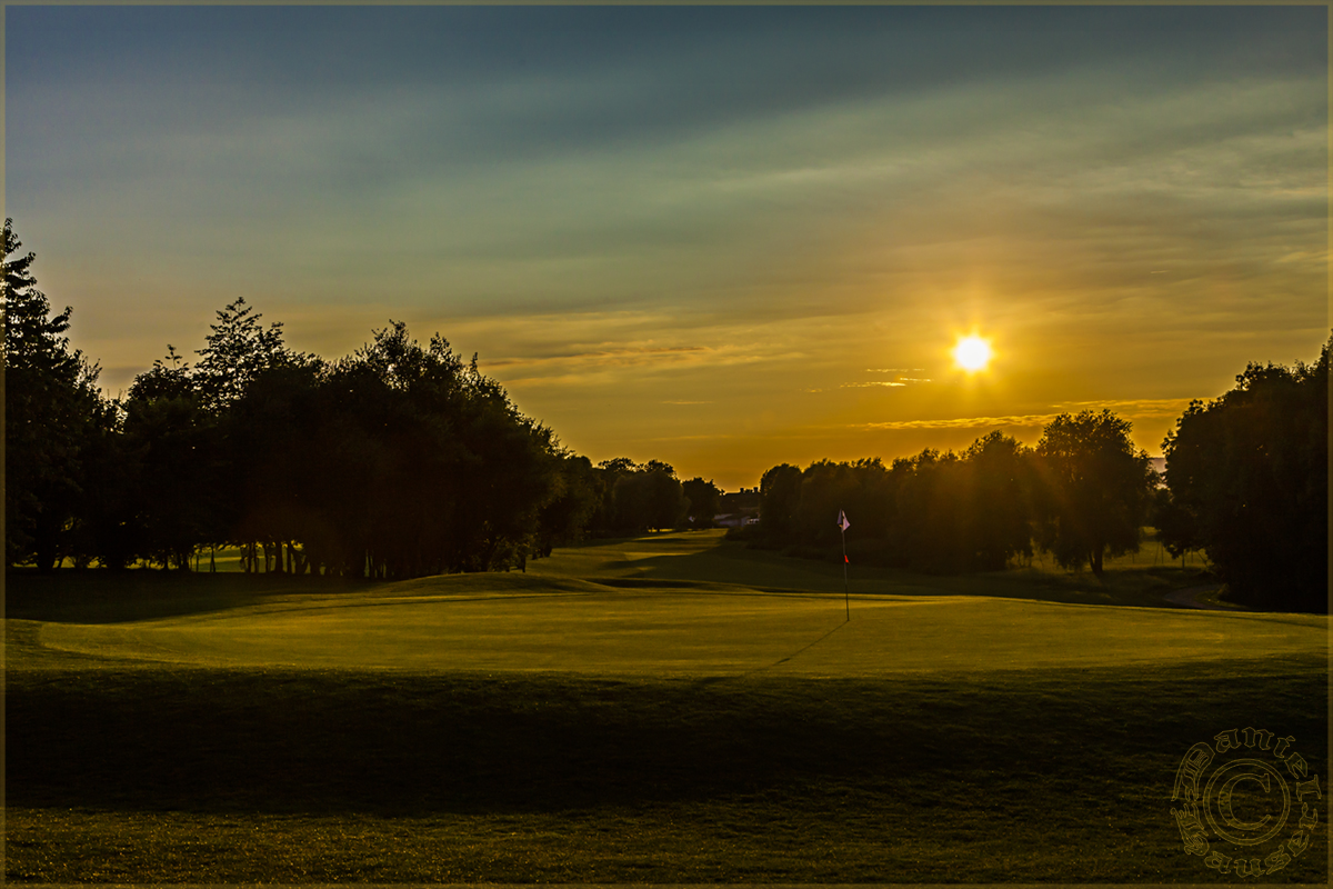 Sonnenuntergang auf dem Golfplatz