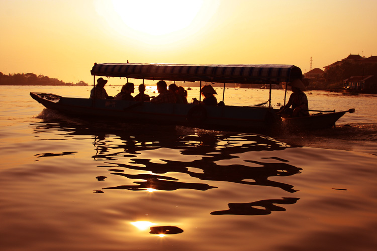 Sonnenuntergang auf dem Hau-Giang Fluss