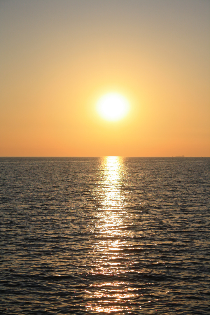 Sonnenuntergang auf dem Mittelmeer vor der Küste Ostia