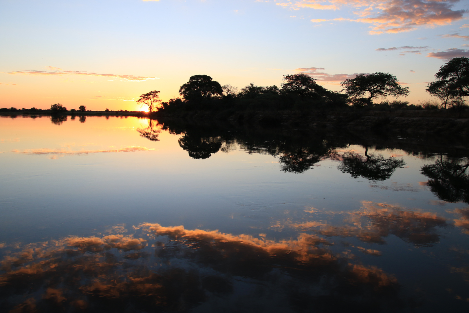 Sonnenuntergang auf dem Okavango