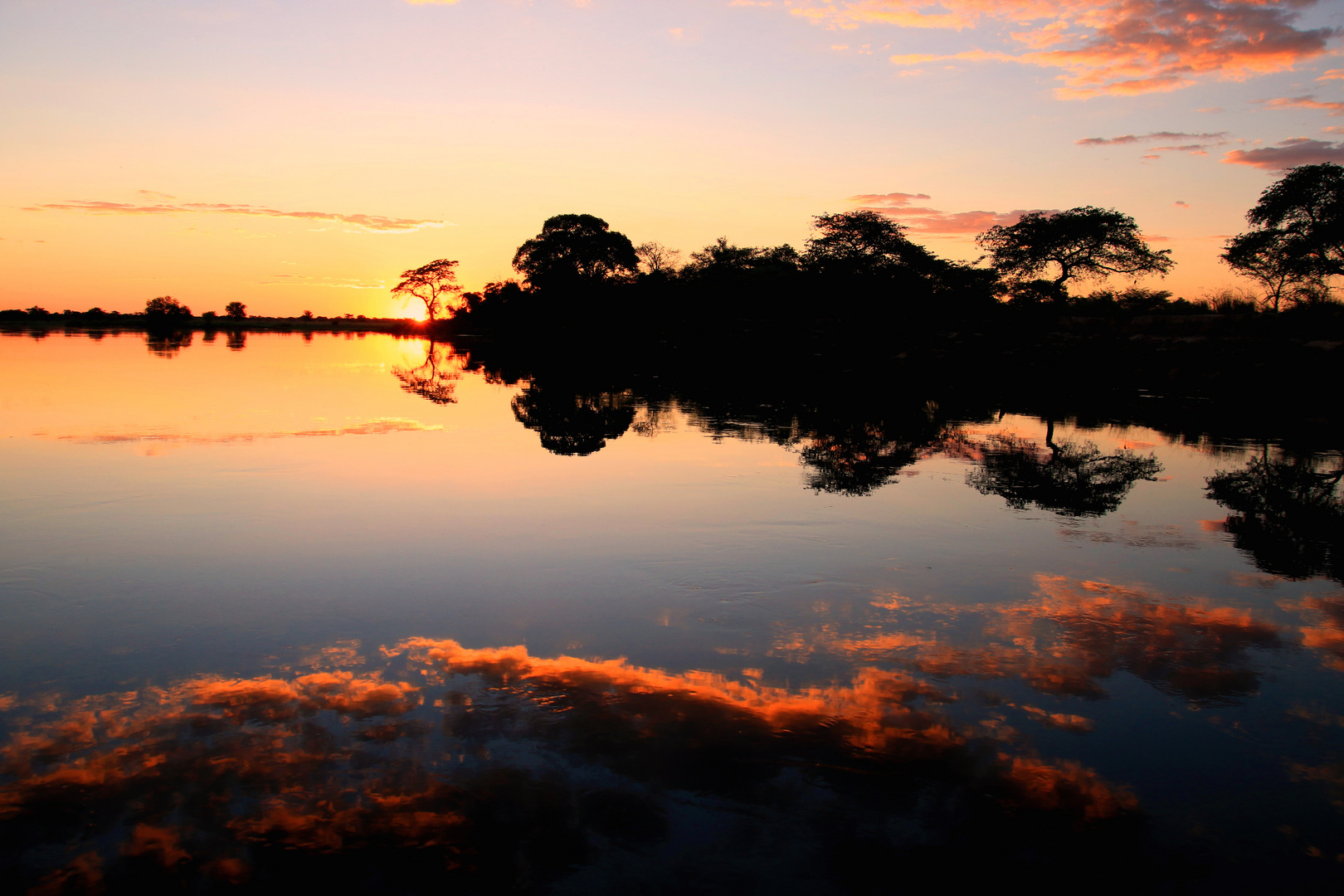 Sonnenuntergang auf dem Okavango