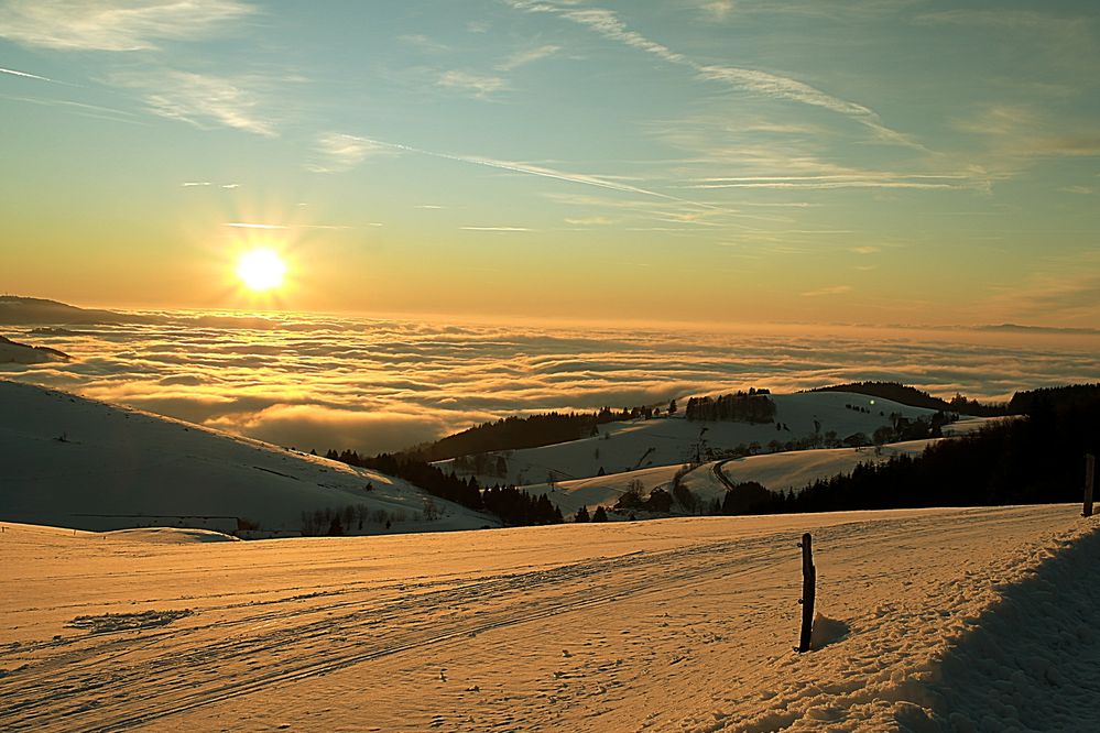 Sonnenuntergang auf dem Schauinsland mit Blick auf ein Nebelmeer.