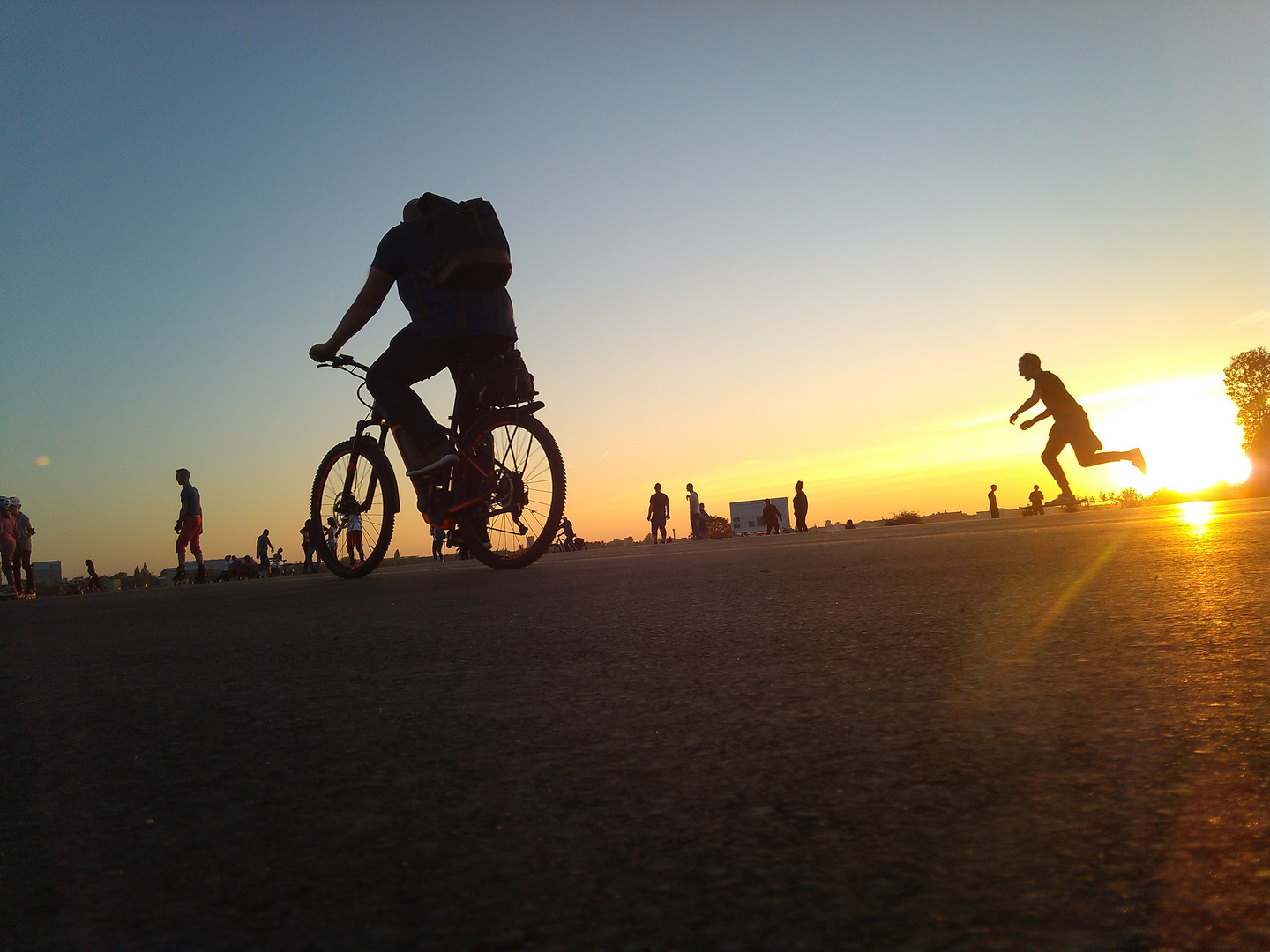 Sonnenuntergang auf dem Tempelhofer Feld