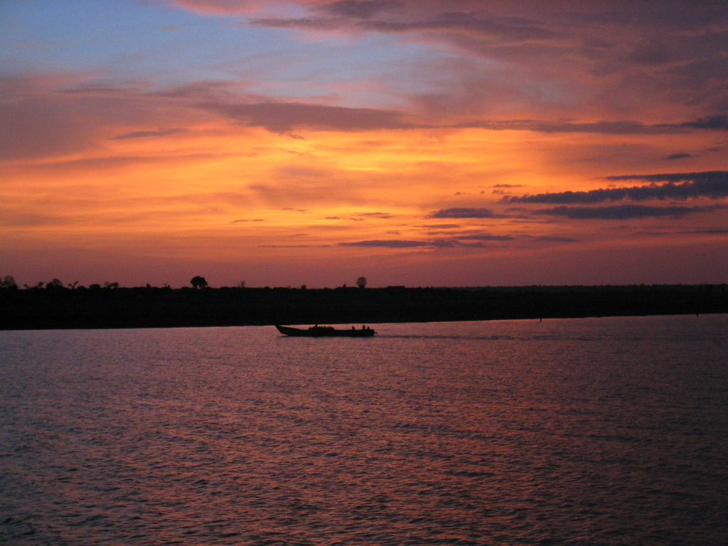 Sonnenuntergang auf dem Volta-Stausee in Ghana