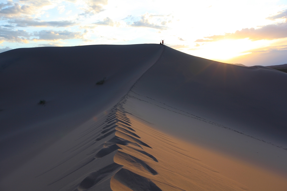 Sonnenuntergang auf den Sanddünen der Wüste Gobi