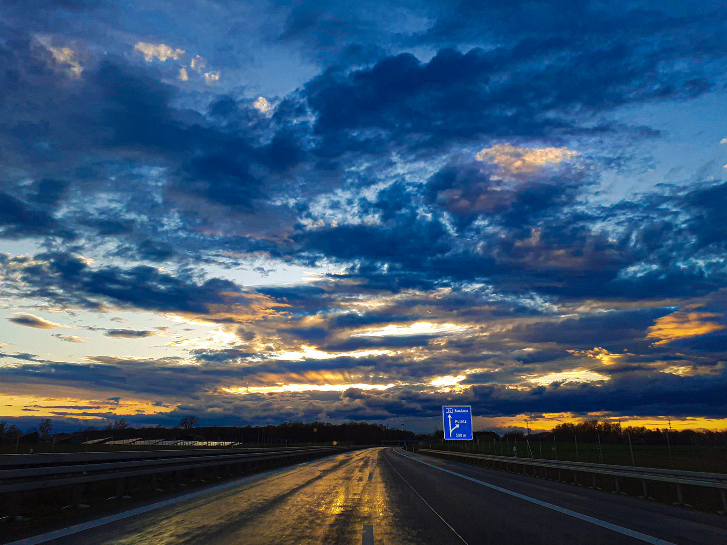 Sonnenuntergang auf der A24