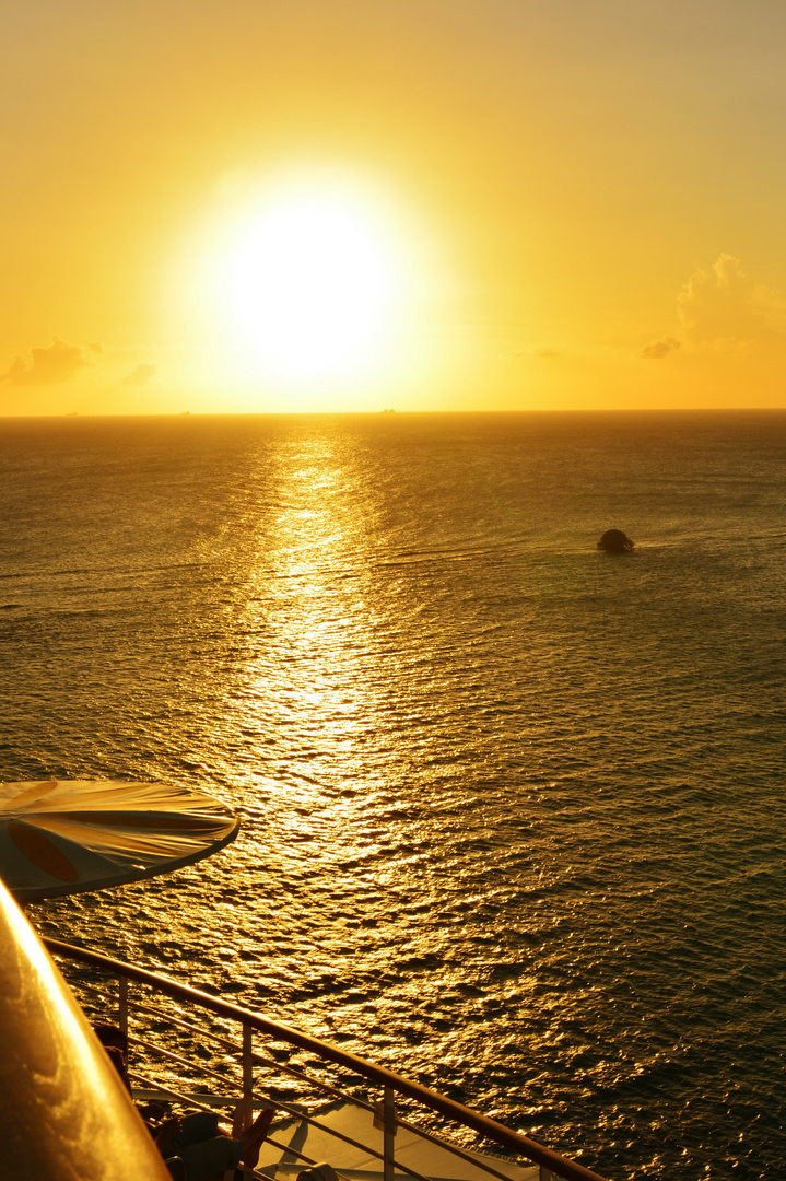 Sonnenuntergang auf der Aida im Karibischen Meer