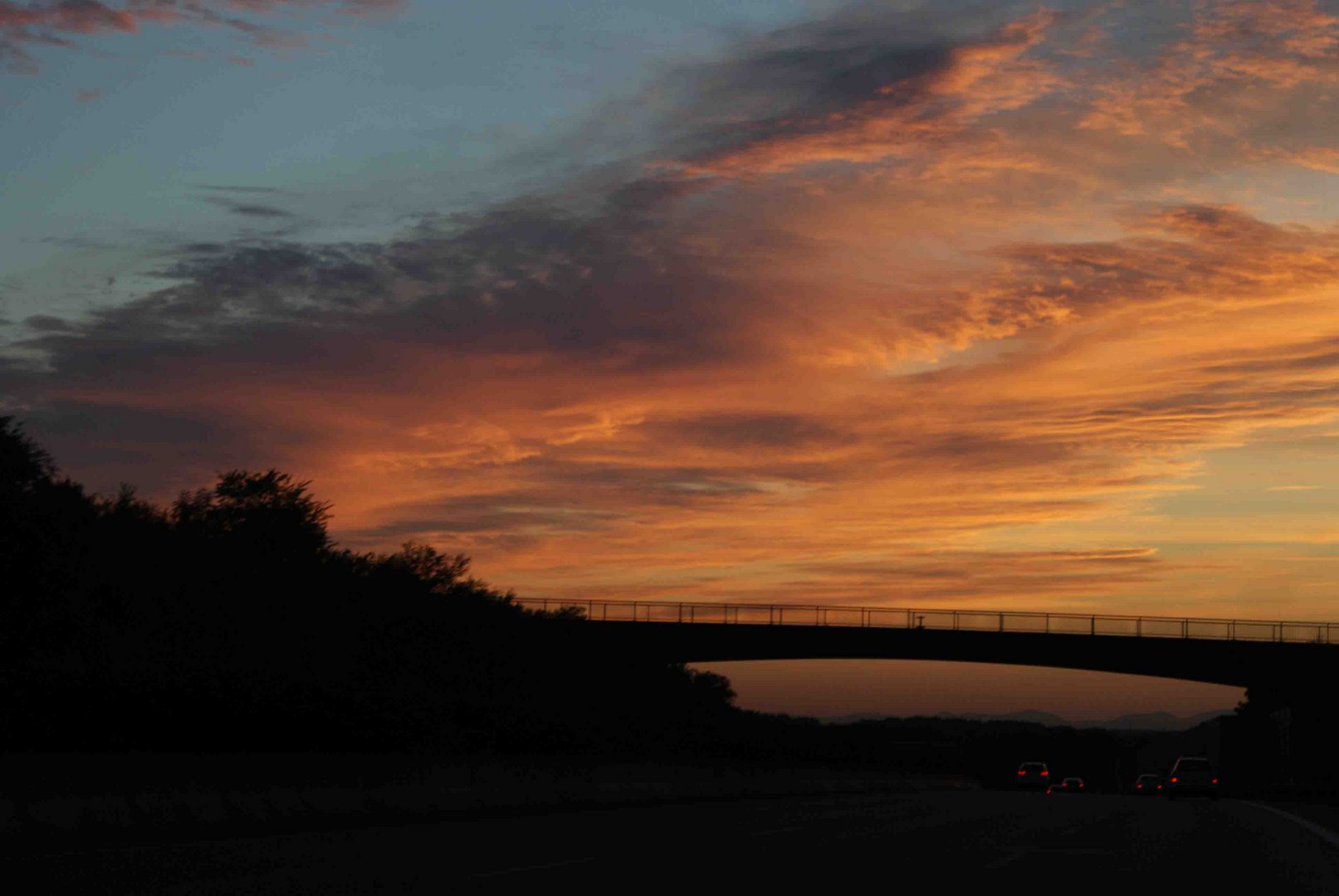 Sonnenuntergang auf der Autobahn 1