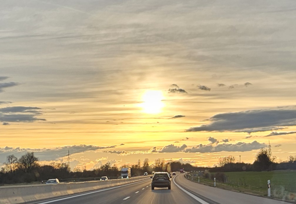 Sonnenuntergang auf der Autobahn