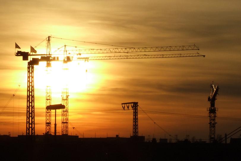 Sonnenuntergang auf der Baustelle