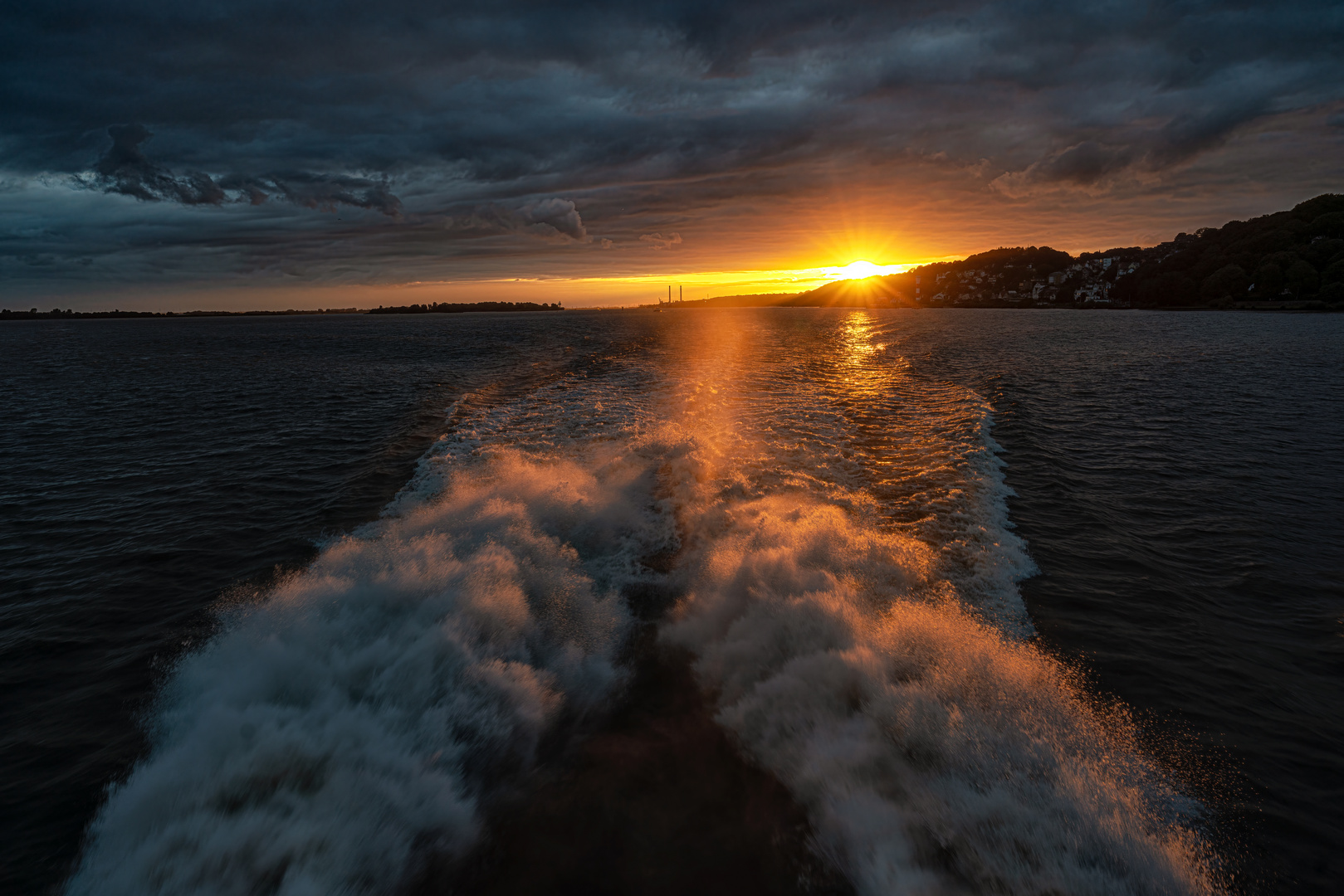 Sonnenuntergang auf der Elbe