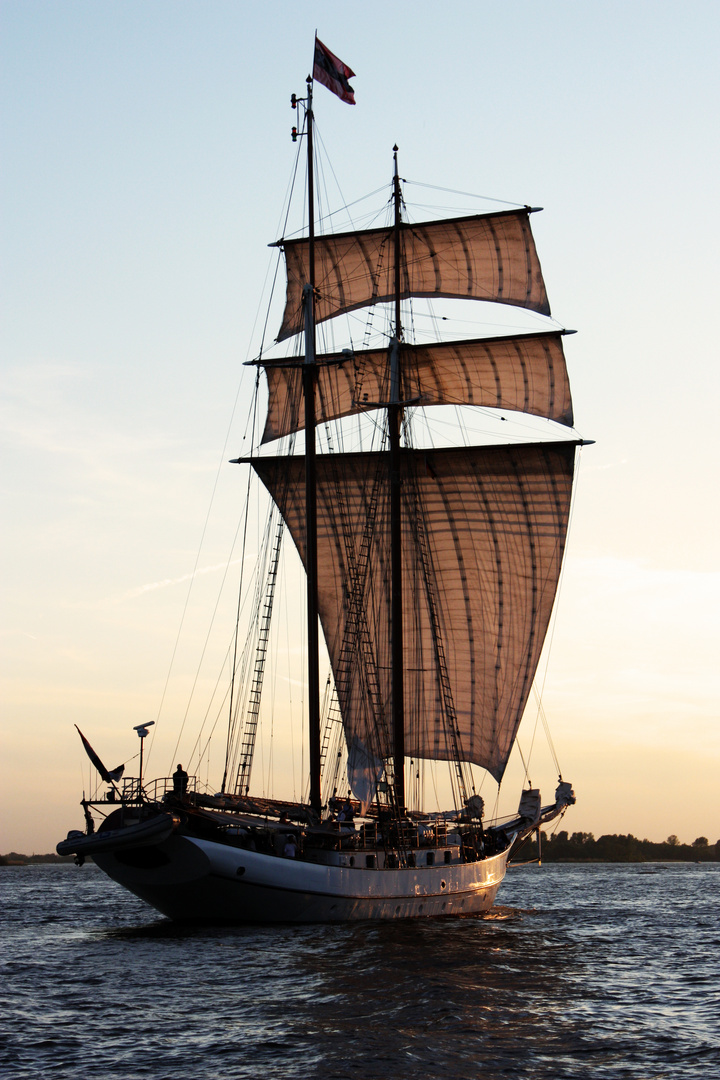 Sonnenuntergang auf der Elbe