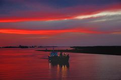 Sonnenuntergang auf der Elbe