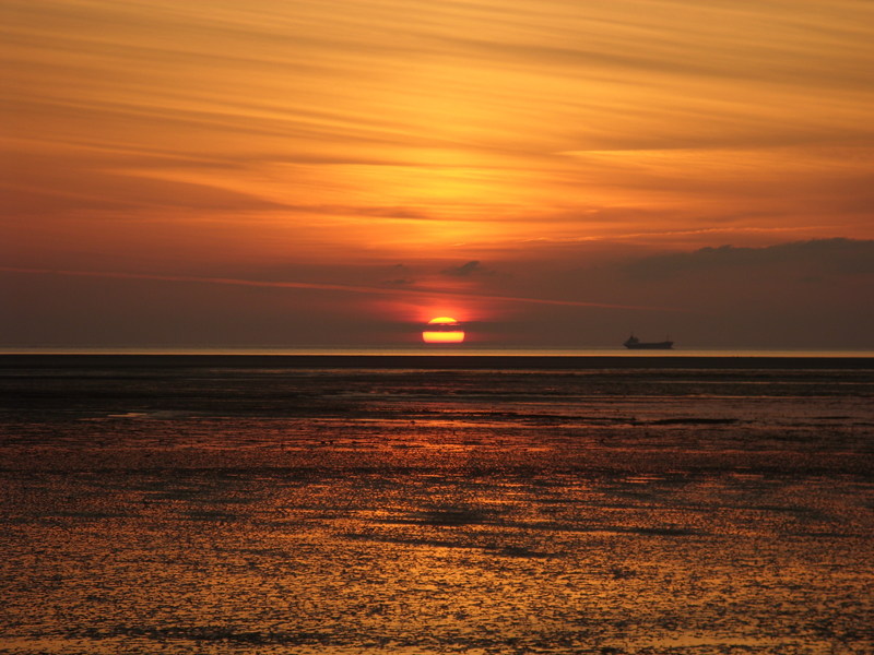 Sonnenuntergang auf der Ems in Borkum