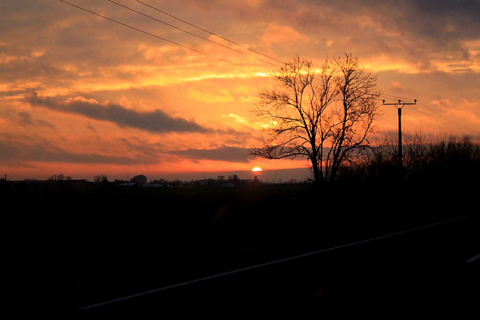 Sonnenuntergang auf der Landstraße