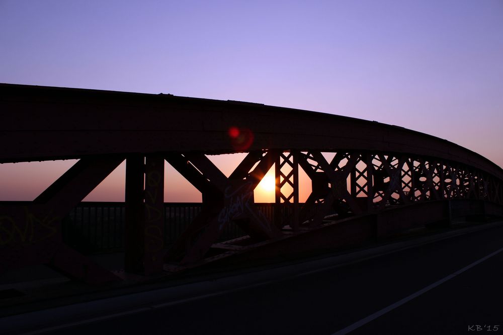 Sonnenuntergang auf der Levensauer Hochbrücke in Kiel II