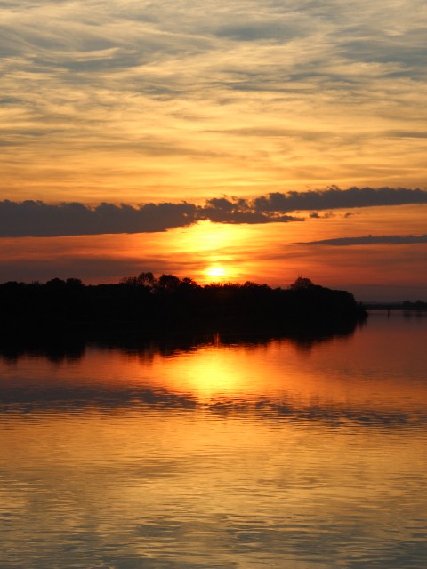 Sonnenuntergang auf der Rhone (Frankreich)