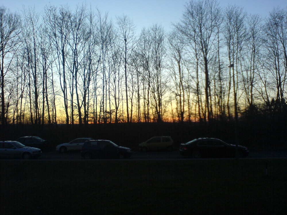 Sonnenuntergang auf der westlichsten Straße Münchens