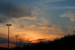 Sonnenuntergang auf einem Autobahnrastplatz auf der A5