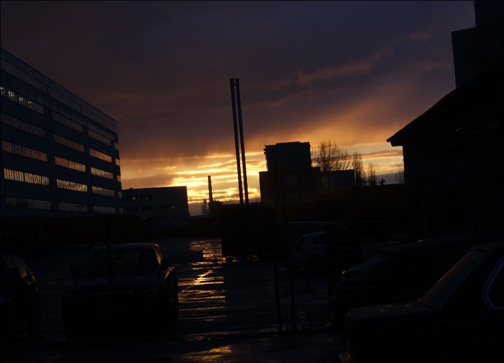 Sonnenuntergang auf einem Parkplatz