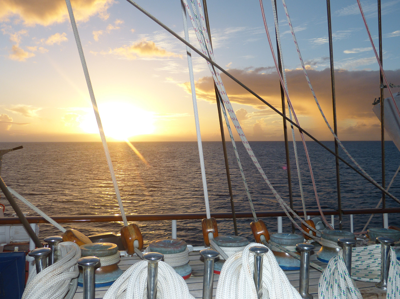 Sonnenuntergang auf einem Segelschiff in der Karibik