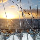 Sonnenuntergang auf einem Segelschiff in der Karibik