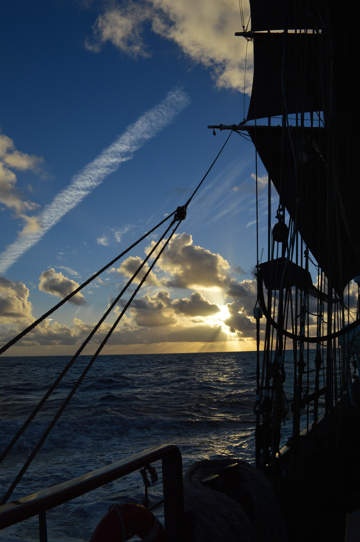 Sonnenuntergang auf einem Traditionssegelschiff