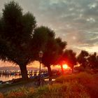 Sonnenuntergang auf einer Uferpromenade am Bodensee