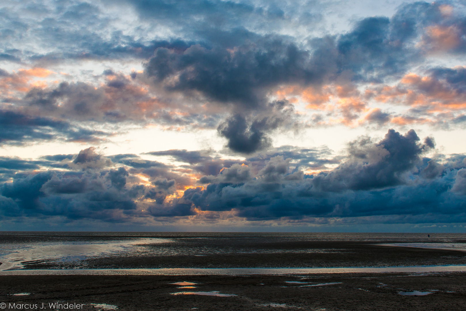 Sonnenuntergang auf Langeoog mit farbigem Wolkenbild