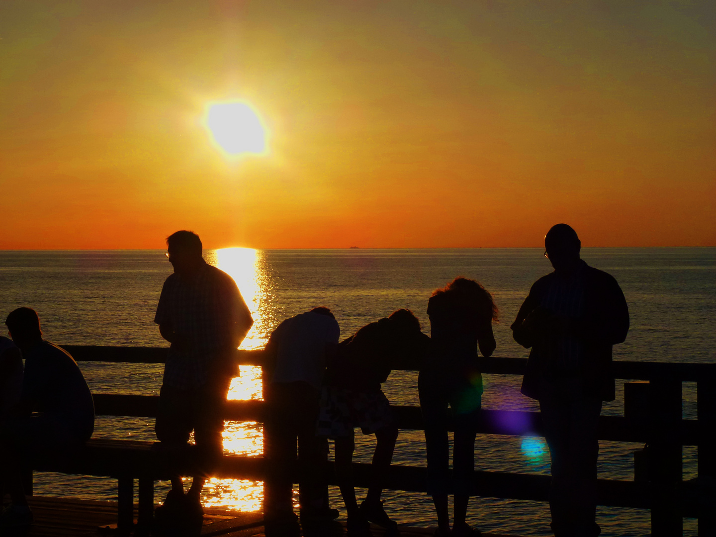 Sonnenuntergang auf Ostseeseebrücke