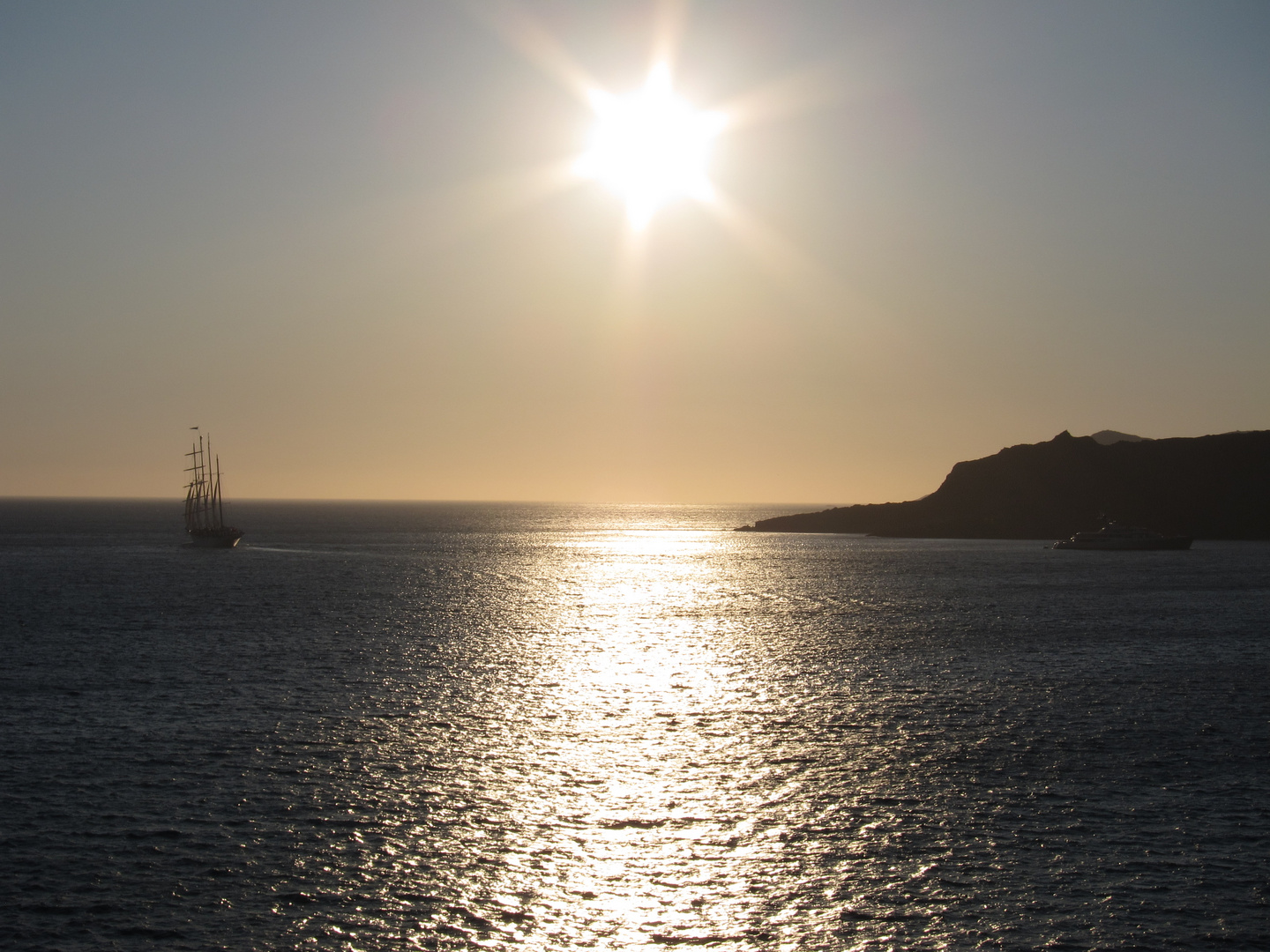 Sonnenuntergang auf Santorin mit der Aida